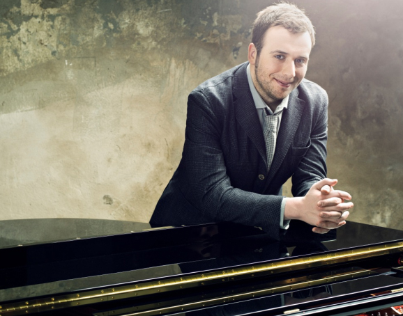 RAPHAEL GUALAZZI a Milano per la settimana della moda RAPHAEL GUALAZZI a Milano per la settimana della moda
