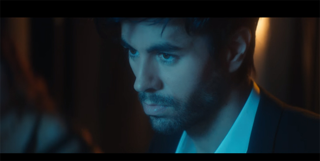 ENRIQUE IGLESIAS il nuovo SuperHot video de EL BAÑO